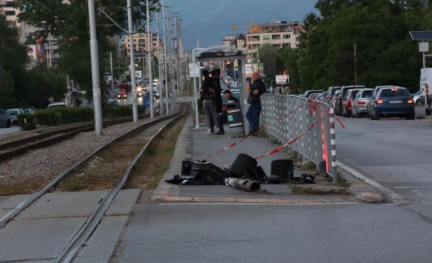 Блъснат светофар с оголени жици заплашва живота на столичани сигнализираха