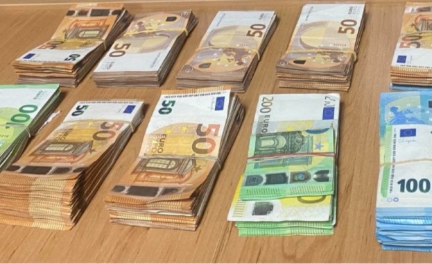 Недекларирана валута за близо 120 000 лева откриха митническите служители