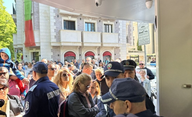 Жители на Белащица излязоха на протест пред частната клиника в