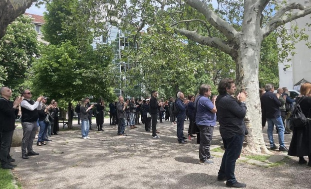 Стотици колеги приятели и почитатели изпратиха с аплодисменти певеца от