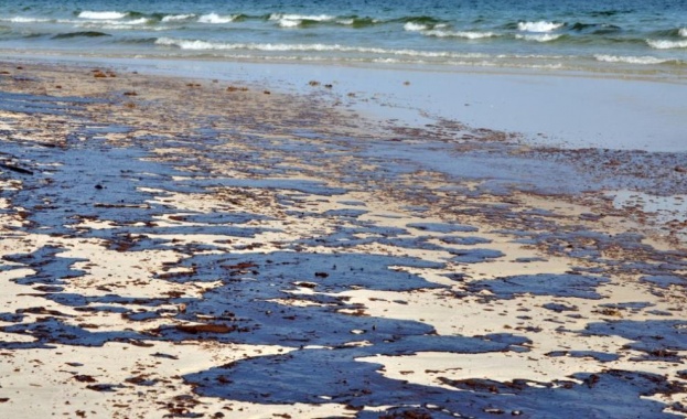 Плажната ивица в Поморие е залята с нефтени петна които