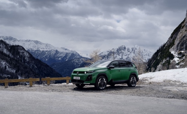 В един от последните дни на април Париж се събуди