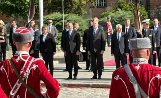 Държавният глава Румен Радев мина през почетния часовой и постави
