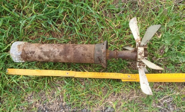 Военнослужещи от Сухопътните войски иззеха и унищожиха корозирал реактивен двигател