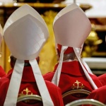 Бял дим се издигна във Ватикана, избраха нов папа