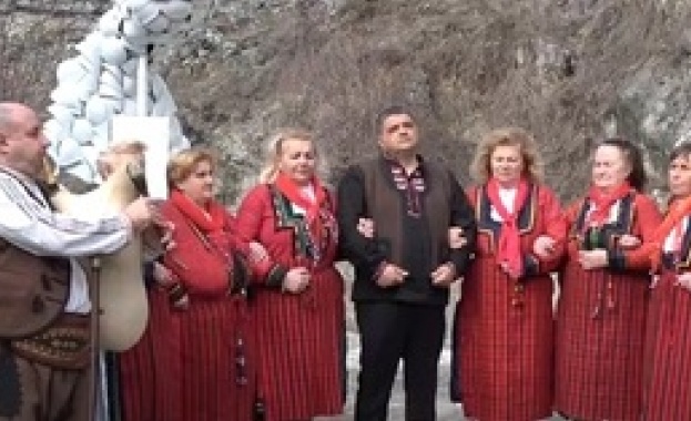 Родопското село Забърдо с поздравления от САЩ заради песента за Доналд Тръмп Родопското село Забърдо с поздравления от САЩ заради песента за Доналд Тръмп