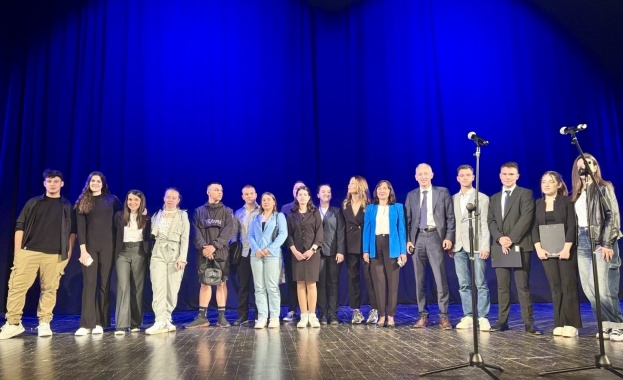 Зам.-кметът на Община Стара Загора Надежда Чакърова към учениците: „Бъдете осъзнати, смели и информирани – вашето бъдеще зависи от вас“