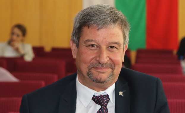 Синдикат „Образование“ адмирира въвеждането на учебния предмет „Добродетели и религия“ в образователната система от първи клас.