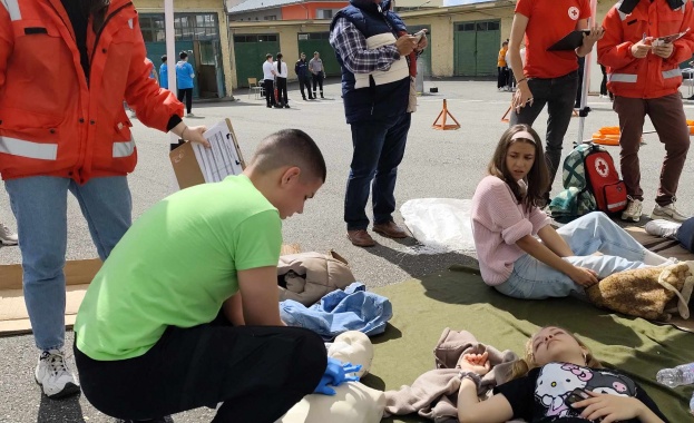 Отборът на II ОУ "Д-р Петър Берон"- Шумен е победител в състезанието „ Млад спасител“   