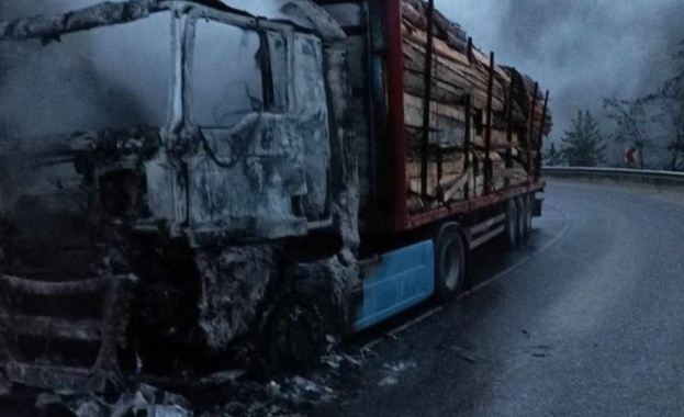 Изгорял ТИР затвори пътя Смолян - Пловдив през Рожен