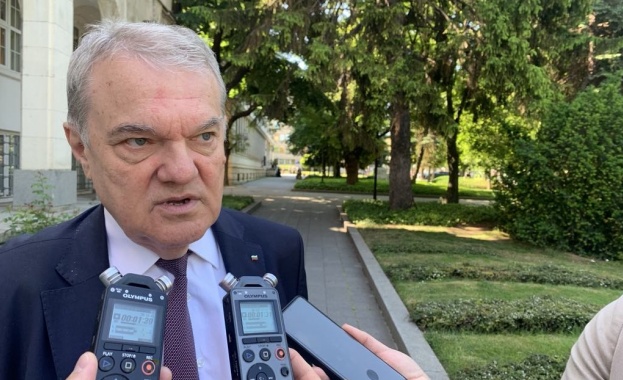 Председателят на ПП АБВ Румен Петков коментира пред медиите в