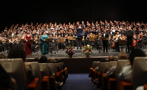 400 музиканти изпълниха Деветата симфония на Бетовен в зала 1 на НДК 
