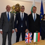 Министър Дилов обсъди задълбочаване на икономическото сътрудничеството с британския комисар по търговията за Европа Крис Бартън