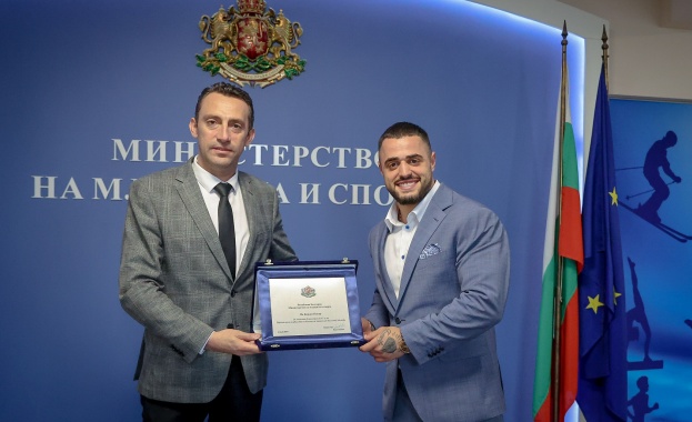 Министърът на младежта и спорта Иван Пешев награди с почетен