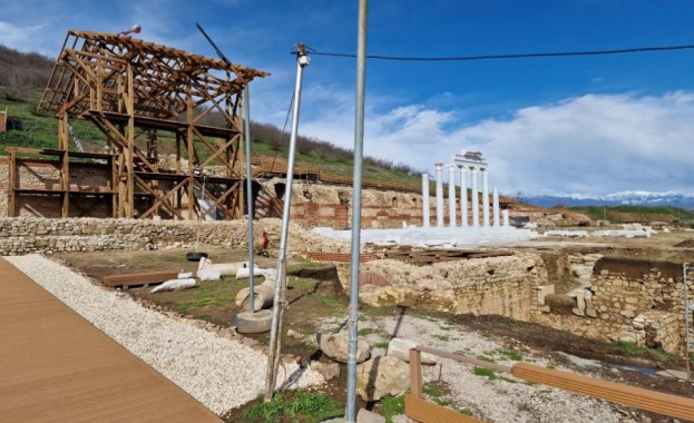 При проучване на първия неограбен гроб в Западния некропол на