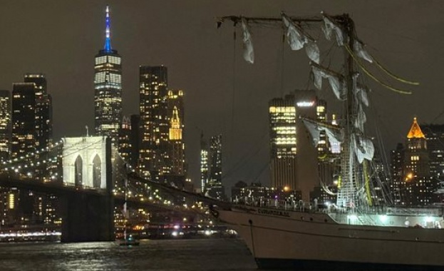 Учебен кораб на мексиканските военноморски сили се блъсна в Бруклинския