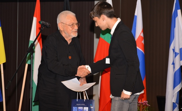 Международният литературен и филмов ученически конкурс Който спаси един човешки