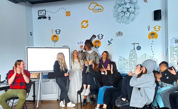 "Как това, което консумираме, влияе на поведението и здравето ни": Десетокласници разказаха на по-малките си съученици за вредите от вейпове и райски газ