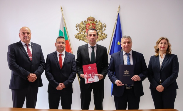 Министърът на младежта и спорта Иван Пешев и ректорът на