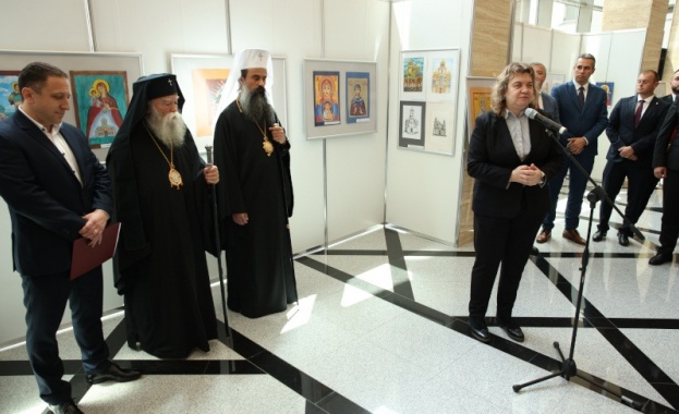 Председателят на Народното събрание Наталия Киселова откри в парламента благотворителната