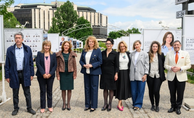 Вицепрезидентът Илияна Йотова откри юбилейна изложба, посветена на 15 години „За  жените в науката“ в България