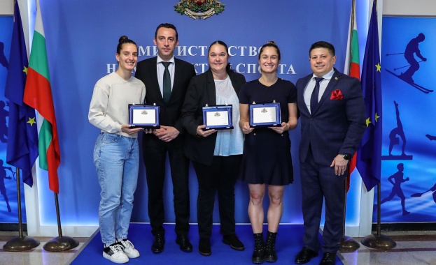 Министърът на младежта и спорта Иван Пешев награди с почетни