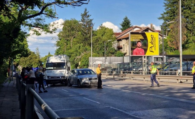 Петима души са пострадали леко при катастрофа между микробус превозващ