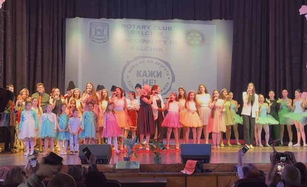 Децата от вокална школа Септима с ръководител Марина Морозова се