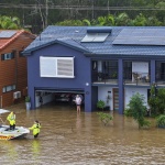 Австралия изпраща с хеликоптери храна за животни на фермерите, блокирани при наводненията