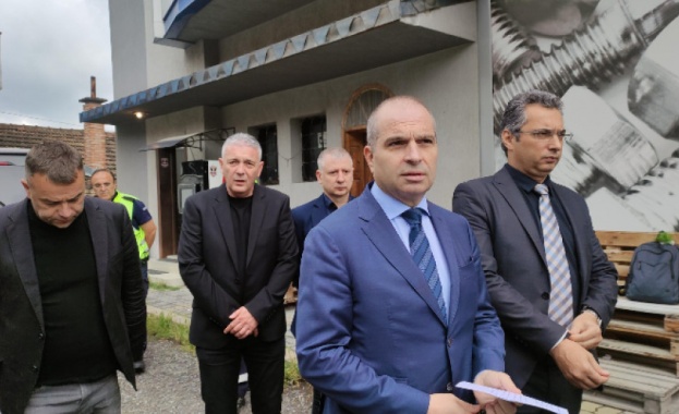 Всички 470 камиона на великотърновската транспортна фирма чийто тир вчера