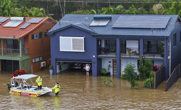 В Австралия хеликоптери започнаха днес да доставят храна за животни