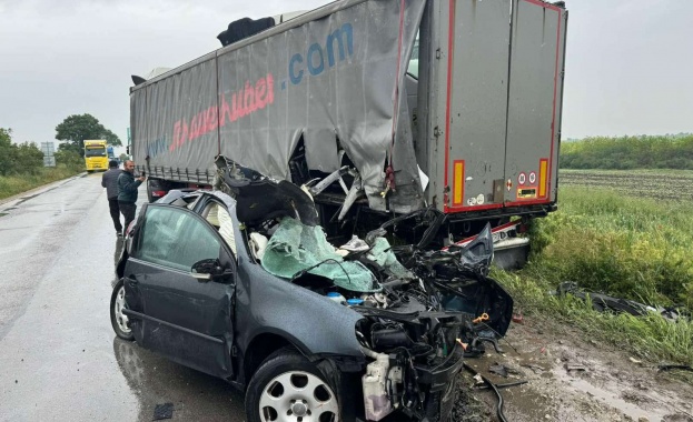 Трима души са ранени след катастрофата на товарен автомобил влекач