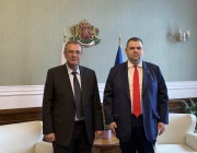 Защо Джевдет Чакъров подаде оставка като председател на ДПС и се здрависа с Пеевски? Какви ще са последиците от политическия обрат