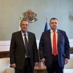 Защо Джевдет Чакъров подаде оставка като председател на ДПС и се здрависа с Пеевски? Какви ще са последиците от политическия обрат