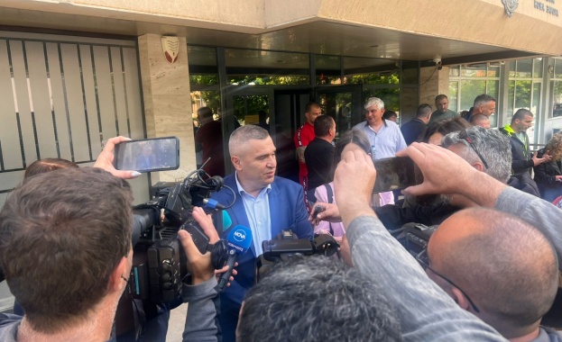 Министър Тахов: Осигурени са средства за компенсиране на щетите от градушки