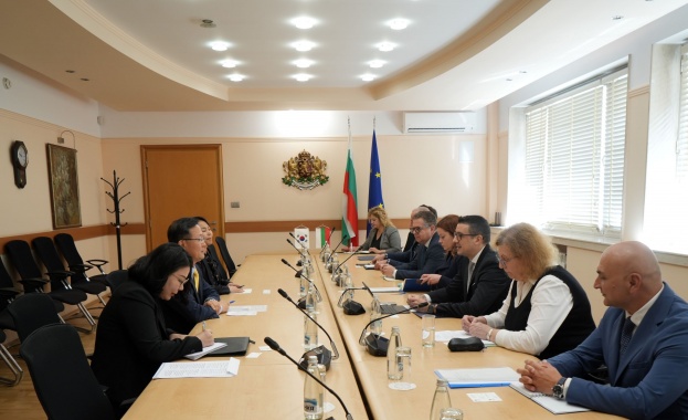 Възможностите за позициониране на корейски компании в индустриалните зони у нас обсъдиха министър Дилов и корейският посланик в България