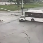 Защо се е стигнало до трагедията, при която  мъж загина, след като автобус от градския транспорт в София мина на червено и помете колата му