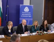 Подобряването на финансовата грамотност ще помогне и в борбата с дезинформацията за еврозоната 