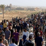 Хиляди палестинци щурмуваха склад с хуманитарна помощ в Газа, има жертви и ранени