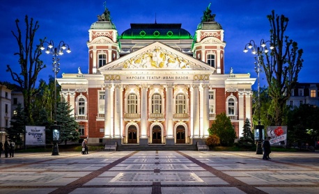 „Бул териер“ в Народния театър: Две семейства, Париж и ДС