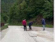 Жители на смолянско село ремонтираха сами 6 км път