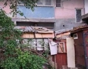 Граждани искат премахването на незаконна пристройка към блока им