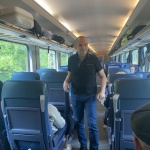 Министър Караджов пак се качи на влак и се извини на българите за условията в БДЖ