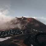 Вулканът Етна отново се активизира, избълва огромен стълб пепел и лава