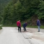 Жители на смолянско село ремонтираха сами 6 км път