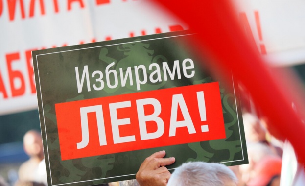 "Възраждане" издигна в пленарна зала плакати "Първо попитайте хората“