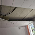 Таван падна в класна стая в пловдивско училище по време на час (обновена)