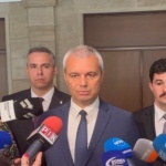 Костадин Костадинов: Няма да позволим шепа нацисти да заличат българската държава