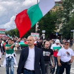 Зад завесата на страха: евробюрократът избяга, народът излиза отново на протест