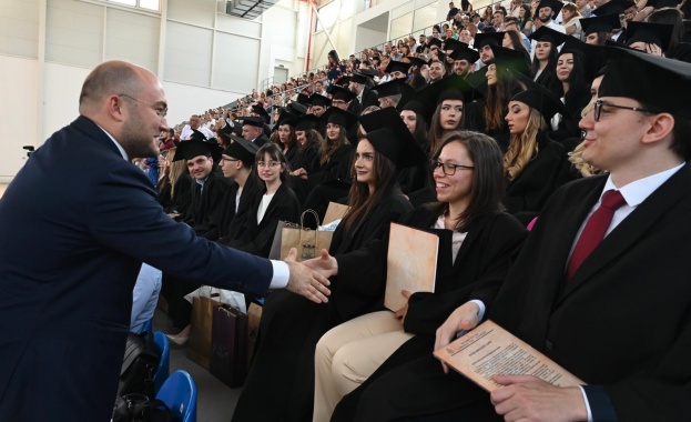 Днес е празник на знанието празник на успеха Вашите деца